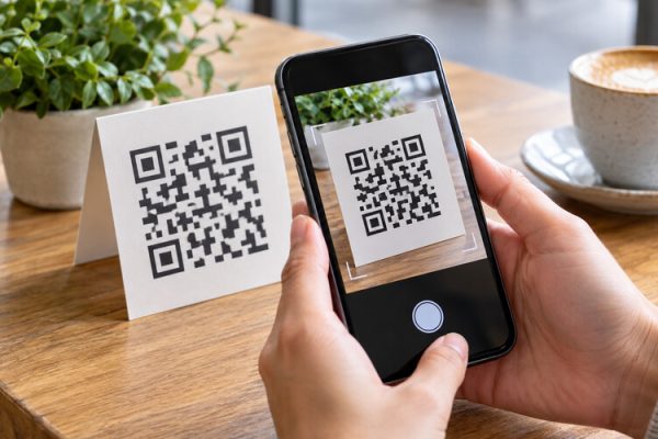 Telefon kamerasıyla QR kod taramaya çalışan kullanıcı